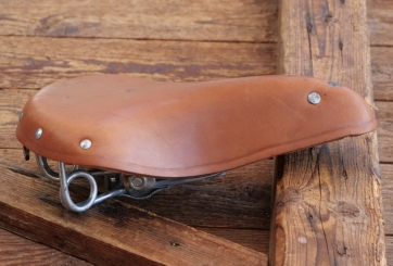 Sattel MÖVE Herren, für Sportrad, Leder hellbraun, Gestell verzinkt, DDR, 1970er/80er J., NOS 