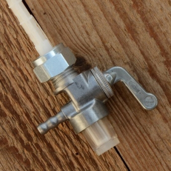 Benzinhahn "Karcoma", tankseitig M16x1, Abgang hinten mit 6mm Schlauchstutzen, Filterbecher, mit Reserve 