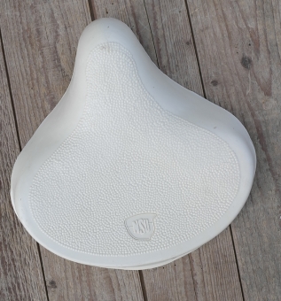 Satteldecke,  Hartgummi, weiß,  mit NSU-Prägung, passend für frühe Quicklys. 