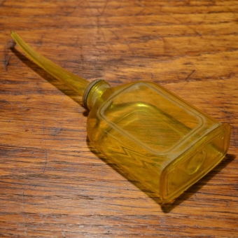 Ölkännchen Kunststoff, transparent gelb, orig. Altbestand 