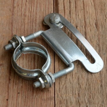 Anbauschelle für Kettenschutz, alte Ausführung, glanzverzinkt, alte Neuware mit ggf. leichter Lagerpatina 