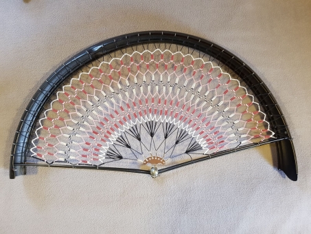 Rocknetz gem. Foto, frühe Quadranten Ausführung,  passend für 28" Räder der 00-30er Jahre, beige-rot 