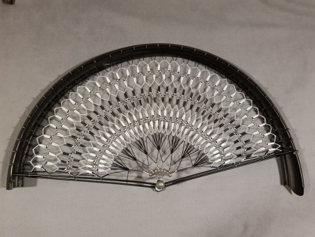 Rocknetz gem. Foto, frühe Quadranten Ausführung,  passend für 28" Räder der 00-30er Jahre, grau-schwarz-weiß 