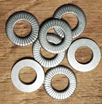 Unterlegscheibe für Nabe mit max. 10,5 mm Achse, einseitig geriffelt für besseren Halt, verzinkt, D: 20 / 10,5 mm, 1 Stück    