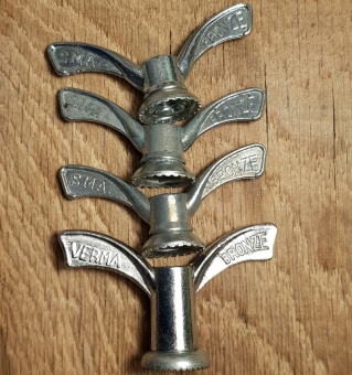 Flügelmutter Satz, Bronze , 2 x vorne (Standard FG 7,9 mm) , 2 x hinten (Standard FG 9,5 mm), davon 1 x lange Mutter  