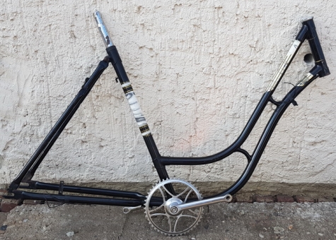 Fahrradrahmen,  Damenausf., schwarz, 28 Zoll,  RH=52cm, 60er J., incl. Glockentretlager, ungefahren ! 