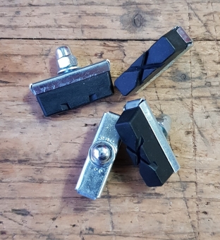 Bremsklötze für Sport u. Tourenradklassiker m. Alu od. Stahlfelgen,  Satz 4 Stück, kompl. Gummi mit Schuh und Hutmutter 