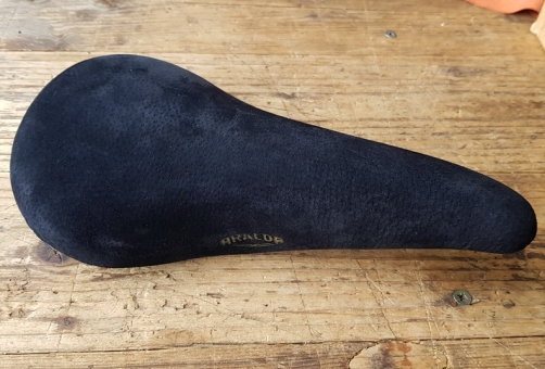 Sattel Rennrad "ISCA Aralda",  Wildleder schwarz, NOS 70/80er Jahre, ca.  275 x 145 mm 