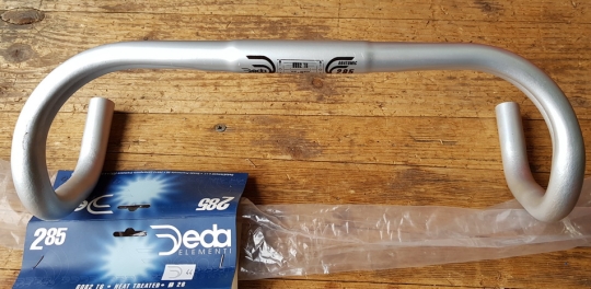 Rennlenker "DEDA Anatomic, Alu, Breite=44cm, D=26 mm (Klemmung), Zug unter dem Lenkerband,  NOS 80/90er J. 