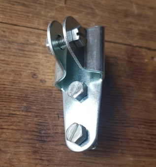 Lampenhalter für Schutzblechmontage,  glanzverzinkt, solide Ausführung aus deutscher Fertigung, orig. 60-80er Jahre.  