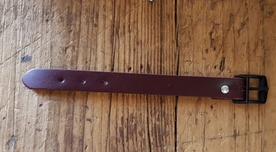 Lederriemchen 13,5 cm, rotbraun, zur Werkzeugtaschen-Montage,  Schließe schwarz, s. Bild    