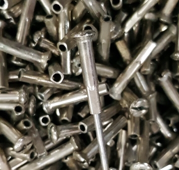 Speichennippel f. Holzfelgen, flacher Linsenkopf, 2mm, D-Schaft=4.0mm, L=22mm, vernickelt, orig. Vorkriegsware! 