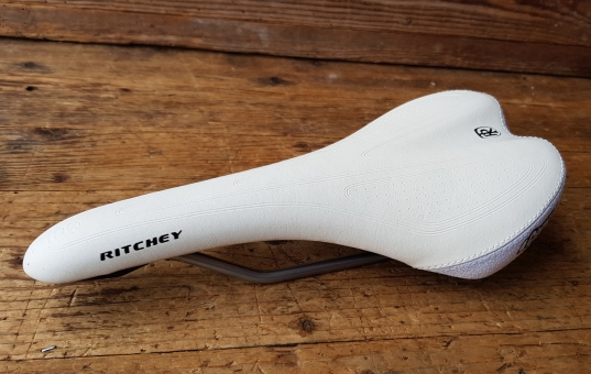 Sattel Rennrad/MTB  "Ritchey",  altweiß mit Kevlar verstärktem Randbereich, 140 x 280 mm, NOS aus Bestand!    