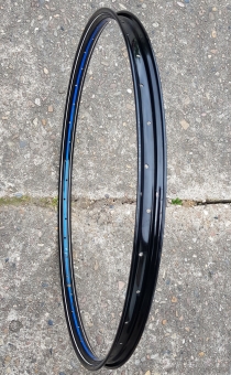 Felge 28 x 1,75, blau/weiß liniert, 36-loch, alter Neuware mit partiell leichter Lagerpatina, s. Bilder 