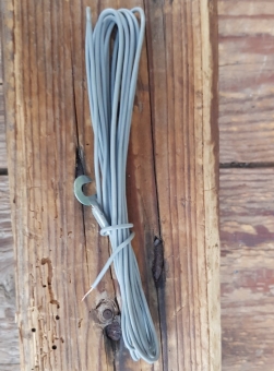 Kabel, Rücklichtkabel Fahrrad, grau, einseitig Blechhaken, NOS 60-80er Jahre, u.a. DDR 