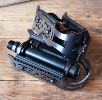 Pedale "FLÜGELPEDAL all black",  schwarz lackiert, Gummi schwarz, passend für Fahrräder und Uralt-Motorräder etc.  