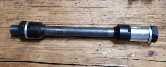 Achse Hinterrad, Rennrad, Sportrad mit Kettenschaltung und Schnellspanner,  L=142,5 mm,  D: 10 mm, incl. Konen u. Kontermuttern     