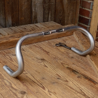 Rennlenker " CINELLI ", Alu, Breite=44cm aussen gemessen, !!! D=26.0 mm (Klemmung), NOS , orig. alte Neuware! 