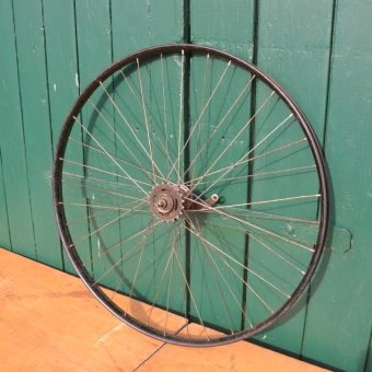 Laufrad hinten mit Wulstfelge 28 x 1,5 Stahl, schwarz, Linierung grün, mit Patina 