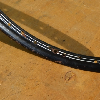 Felge 20 x 2,00, schwarz, Linierung weiß, Breite 39 mm, 36-loch, Ventilbohrung 8,5 mm, Speichenbohrungen 6 mm 