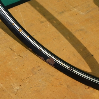 Wulstfelge 26 x 1,5, Linierung weiß, mit Patina, Breite 34 mm, 36-loch, Ventilbohrung 8,5 mm 