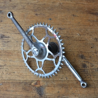 Tretlager Glockenausführung "Universal" 30er bis 50er Jahre, Schalen 40,5 mm innen, Achslänge 130 mm, Kurbellänge 175 mm 