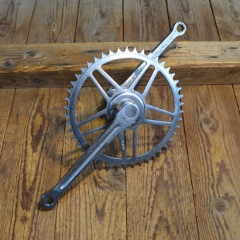 Tretlager Keilausführung "Dürkopp", 50er Jahre mit Einschraubschalen, Achslänge 133 mm, Kurbellänge 177 mm.  