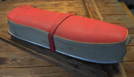 Sitzbank "Denfeld", lagerungsbedingt verschmutzt, Beschädigung am Sitzpolster (siehe Bild) 