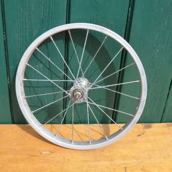 Laufrad vorn 16 x 1,75 (22-305) Alu, Ventilbohrung 8,5 mm, Breite 26 mm 