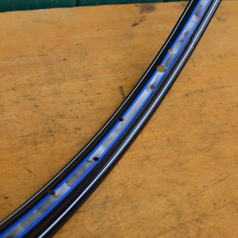 Felge 28 x 1,75 (622) für Drahtbereifung, NOS, blau geflammt/weiß 