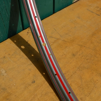 Felge 28 x 1,75 für Drahtbereifung, 36-loch, Breite 35,5 mm, Silber, Linierung rot, 