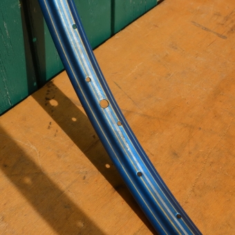 Felge 28 x 1,75 für Drahtbereifung, 36-loch, Breite 35,5 mm, blau metallic, Linierung weiß/gold 