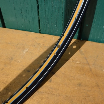 Felge 28 x 1,75 für Drahtbereifung, 36-loch, Breite 35 mm, schwarz, Linierung geflammt blau/weiß 