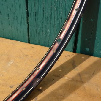 Felge 28 x 1,75 für Drahtbereifung, 36-loch, Breite 35 mm, schwarz, Linierung rot/weiß geflammt 