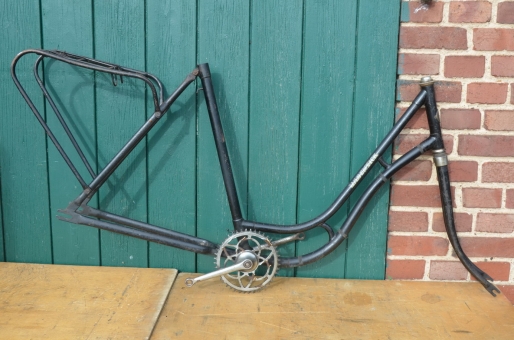 Fahrradrahmen "Rabeneick" Damenausführung, 40er Jahre, mit Glockentretlager und Gepäckträger 