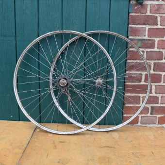 Laufradsatz 28 x 1,75, Breite 34 mm Mit Bremsankerschloß und Schlüssel 