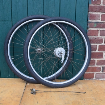 Laufradsatz 26 Zoll bereift. Alu-Felgen, Breite 30 mm, Bereifung 26 x 1,75 "Kenda" 