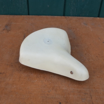 Sattel für Kinderfahrrad aus Kunststoff altweiß. Alter Lagerbestand 