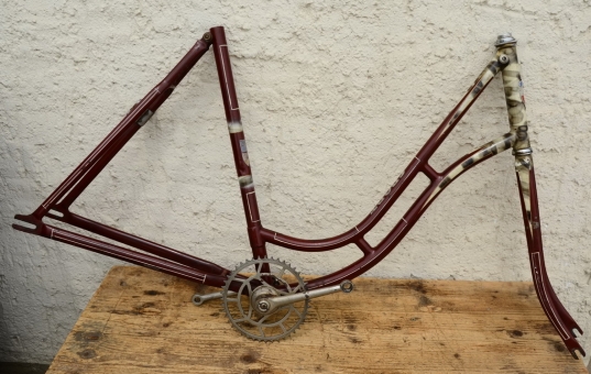 Fahrradrahmen "Sport", Damenausführung, Gabel, Tretlager und Schloß, weinrot, Strahlenkopf. 20er Jahre 