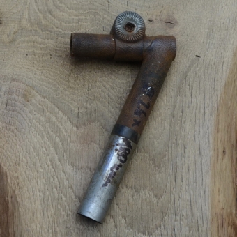 Winkelsattelstütze, Durchmesser: 26 mm, Länge: 180 mm, gebraucht, orig. 10-40er Jahre, Zustand siehe Bilder. 