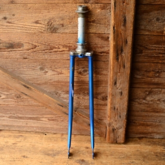 Gabel 28 Zoll, blau metallic, Schaftlänge 390 mm, Weite oben 47 mm, 70/80er Jahre. Zustand siehe Bilder. 