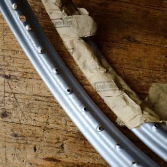 Felgensatz "Schürmann" NOS, 23 x 2,25 silber lackiert, Patina, Bohrung 4,5 mm, 36 Loch 