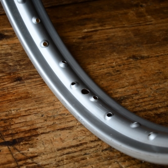 Felge 17 x 1.50, silber lackiert, NOS, Breite 56 mm, Bohrdurchmesser 5,8 mm 