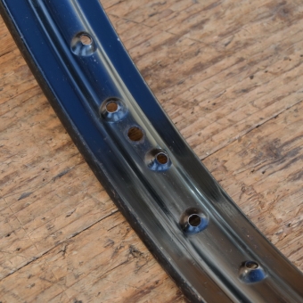 Felge schwarz lackiert, Patina, 23 x 2,50 (2 ½ - 19), Breite 56 mm, Bohrungsdurchmesser 6,4 mm 