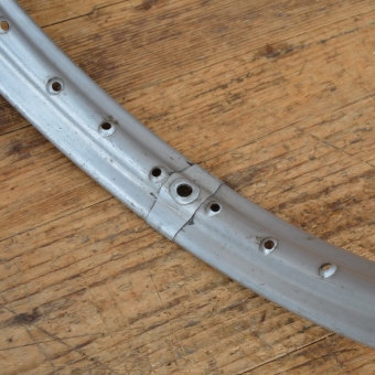 Felge 23 x 2,25 (1.35-19) silber lackiert, leichte Patina, Breite 47 mm, Bohrungsdurchmesser 5,4 mm 