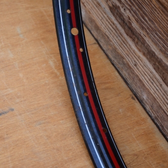 Felge für Drahtbereifung 26 x 1,75, Dekor rot-weiß, Lagerpatina, teilw. OVP, Breite 35 mm, 36-Loch 