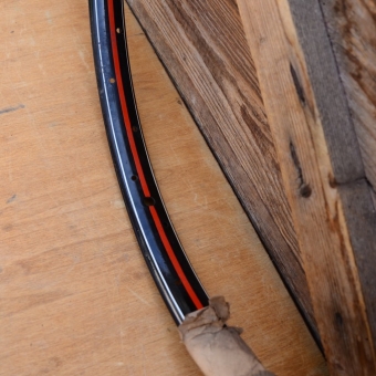 Felge für Wulstbereifung 24 x 1 ½, rot-weiß, NOS mit Patina, teilweise OVP, 36-Loch 