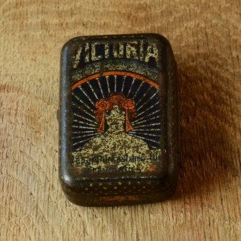 Flickzeug Blechdose "VICTORIA" orig. 20er Jahre, 67 x 45 x 22 mm, ohne Inhalt  