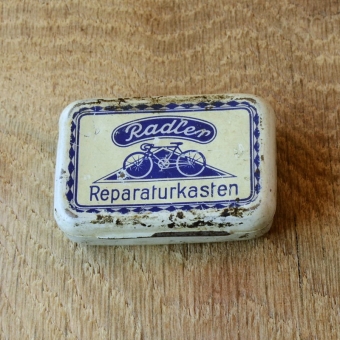 Flickzeug Blechdose "RADLER" orig. 30er Jahre, 59 x 40 x 16 mm, ohne Inhalt  