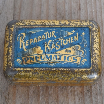 Flickzeug Blechdose "FÜR PNEUMATICS" orig. 20 er Jahre, 58 x 39 x 19 mm, ohne Inhalt 